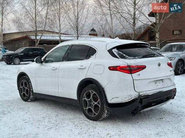 Белый Альфа Ромео Стелвио, объемом двигателя 2 л и пробегом 191 тыс. км за 12300 $, фото 3 на Automoto.ua