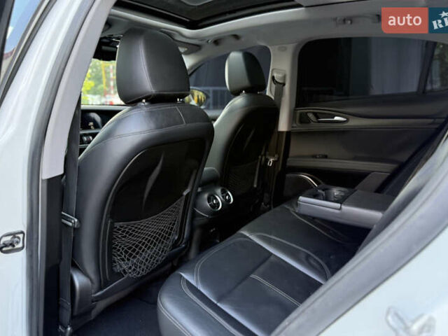 Білий Альфа Ромео Стелвіо, об'ємом двигуна 2 л та пробігом 111 тис. км за 14500 $, фото 34 на Automoto.ua