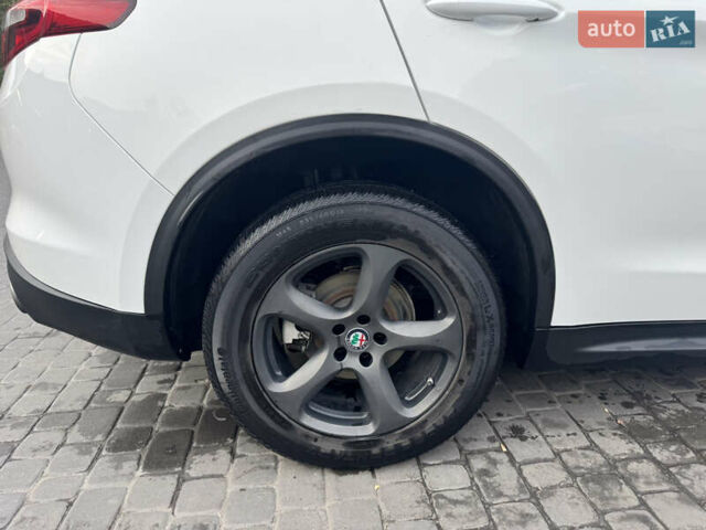 Альфа Ромео Стелвио 2017 в Кременчуге на Automoto.ua Белый Альфа Ромео Стелвио, объемом двигателя 2 л и пробегом 90 тыс. км за 22000 $, фото 5 на Automoto.ua