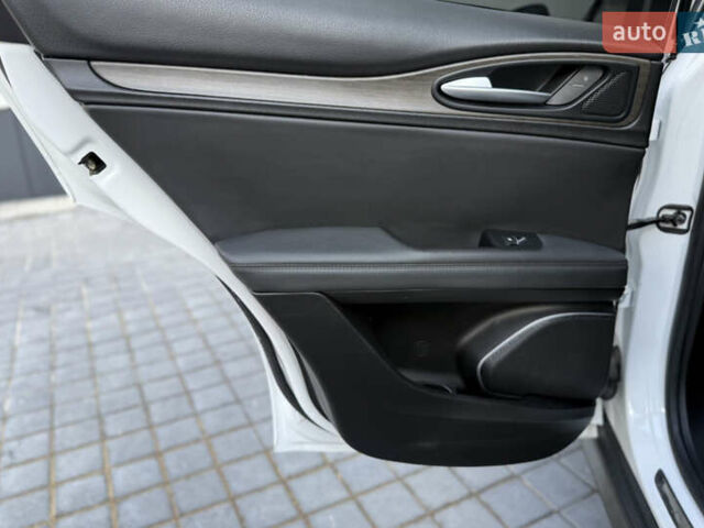 Білий Альфа Ромео Стелвіо, об'ємом двигуна 2 л та пробігом 111 тис. км за 14500 $, фото 31 на Automoto.ua