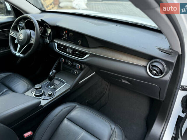 Білий Альфа Ромео Стелвіо, об'ємом двигуна 2 л та пробігом 111 тис. км за 14500 $, фото 48 на Automoto.ua