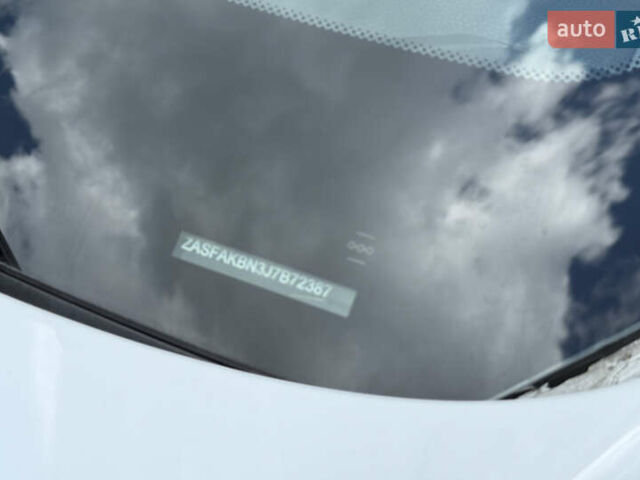 Білий Альфа Ромео Стелвіо, об'ємом двигуна 2 л та пробігом 111 тис. км за 14500 $, фото 4 на Automoto.ua