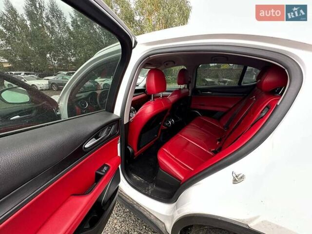 Белый Альфа Ромео Стелвио, объемом двигателя 2 л и пробегом 191 тыс. км за 12300 $, фото 8 на Automoto.ua