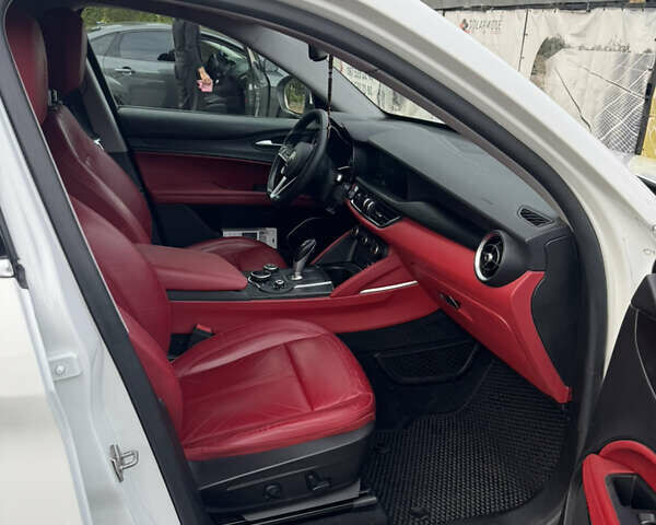 Альфа Ромео Стелвио 2017 в Кременчуге на Automoto.ua Белый Альфа Ромео Стелвио, объемом двигателя 2 л и пробегом 90 тыс. км за 22000 $, фото 7 на Automoto.ua