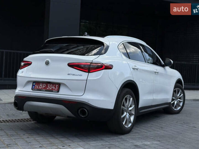 Білий Альфа Ромео Стелвіо, об'ємом двигуна 2 л та пробігом 111 тис. км за 14500 $, фото 11 на Automoto.ua