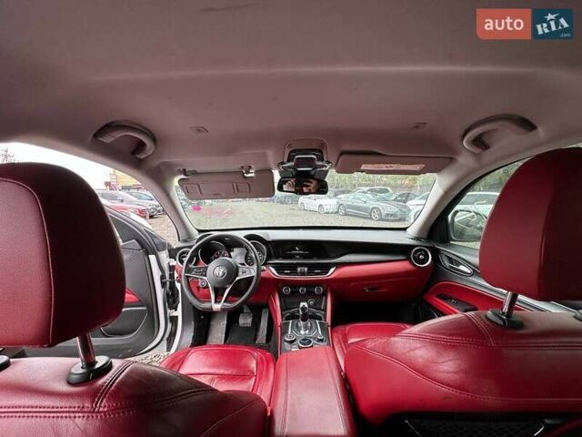 Білий Альфа Ромео Стелвіо, об'ємом двигуна 2 л та пробігом 191 тис. км за 13900 $, фото 8 на Automoto.ua