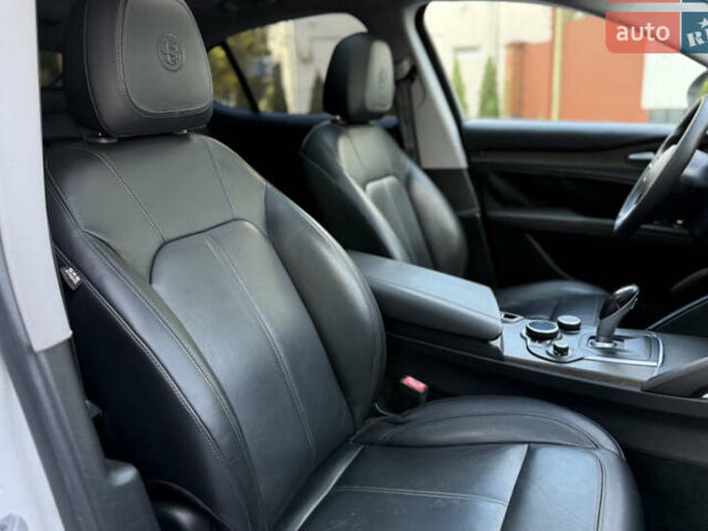 Білий Альфа Ромео Стелвіо, об'ємом двигуна 2 л та пробігом 111 тис. км за 14500 $, фото 47 на Automoto.ua