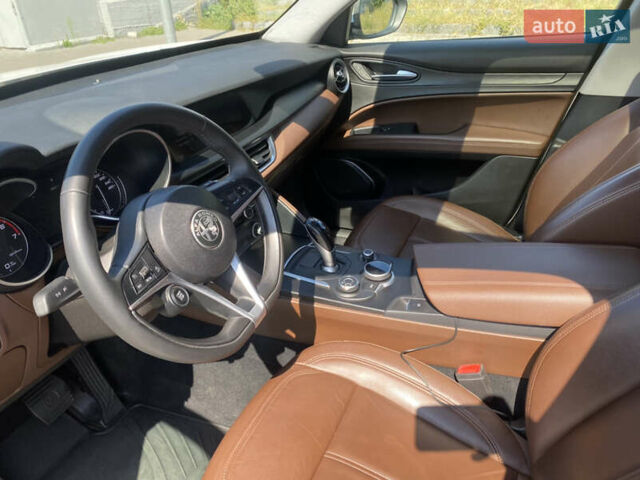 Білий Альфа Ромео Стелвіо, об'ємом двигуна 2 л та пробігом 110 тис. км за 21900 $, фото 7 на Automoto.ua