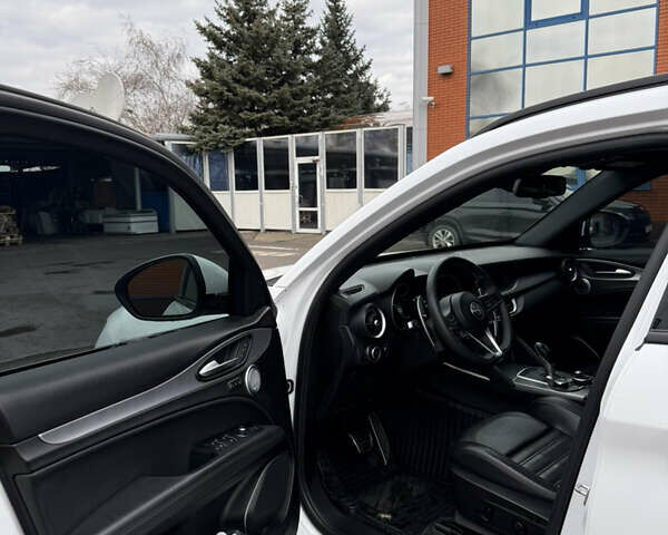 Белый Альфа Ромео Стелвио, объемом двигателя 2 л и пробегом 98 тыс. км за 22400 $, фото 25 на Automoto.ua