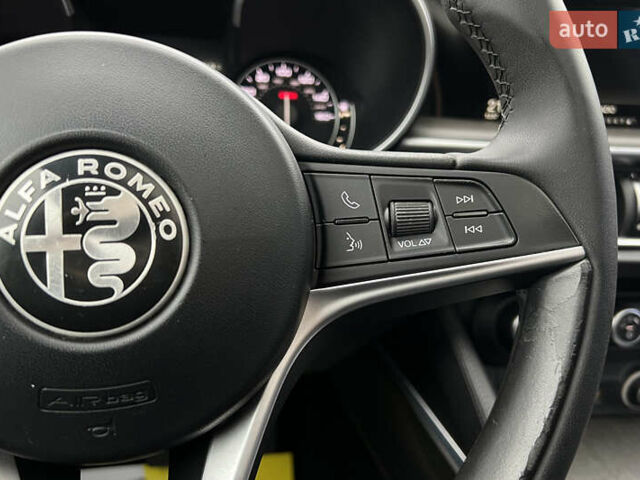 Білий Альфа Ромео Стелвіо, об'ємом двигуна 2 л та пробігом 112 тис. км за 16500 $, фото 12 на Automoto.ua