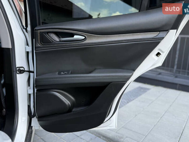 Білий Альфа Ромео Стелвіо, об'ємом двигуна 2 л та пробігом 111 тис. км за 14500 $, фото 40 на Automoto.ua