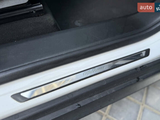 Білий Альфа Ромео Стелвіо, об'ємом двигуна 2 л та пробігом 111 тис. км за 14500 $, фото 44 на Automoto.ua