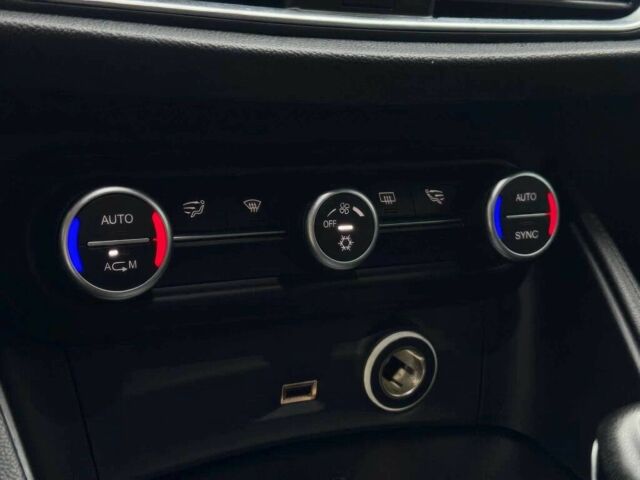 Білий Альфа Ромео Стелвіо, об'ємом двигуна 2 л та пробігом 34 тис. км за 10600 $, фото 12 на Automoto.ua