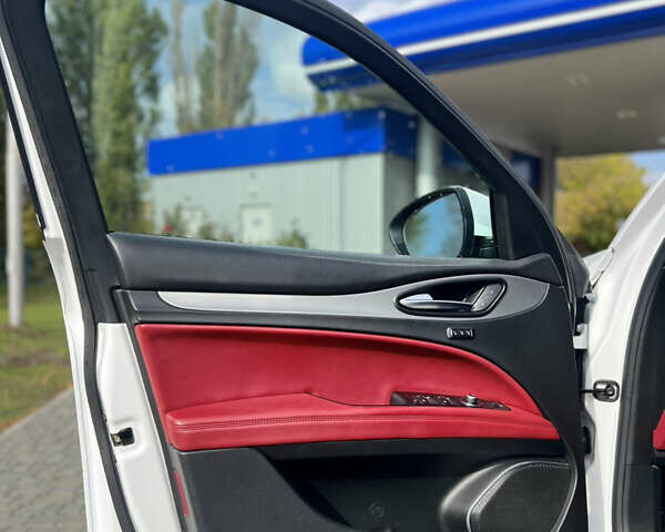 Белый Альфа Ромео Стелвио, объемом двигателя 2 л и пробегом 110 тыс. км за 18999 $, фото 8 на Automoto.ua