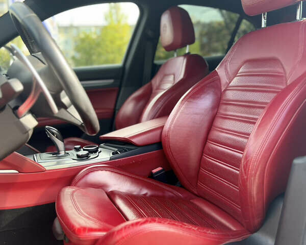 Белый Альфа Ромео Стелвио, объемом двигателя 2 л и пробегом 110 тыс. км за 18999 $, фото 9 на Automoto.ua