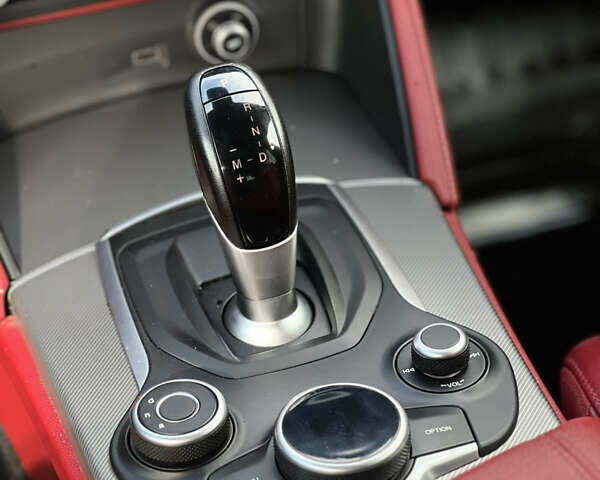 Белый Альфа Ромео Стелвио, объемом двигателя 2 л и пробегом 110 тыс. км за 18999 $, фото 17 на Automoto.ua