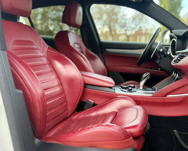 Белый Альфа Ромео Стелвио, объемом двигателя 2 л и пробегом 110 тыс. км за 18999 $, фото 24 на Automoto.ua