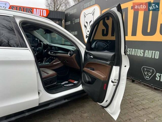 Білий Альфа Ромео Стелвіо, об'ємом двигуна 2 л та пробігом 93 тис. км за 23900 $, фото 30 на Automoto.ua