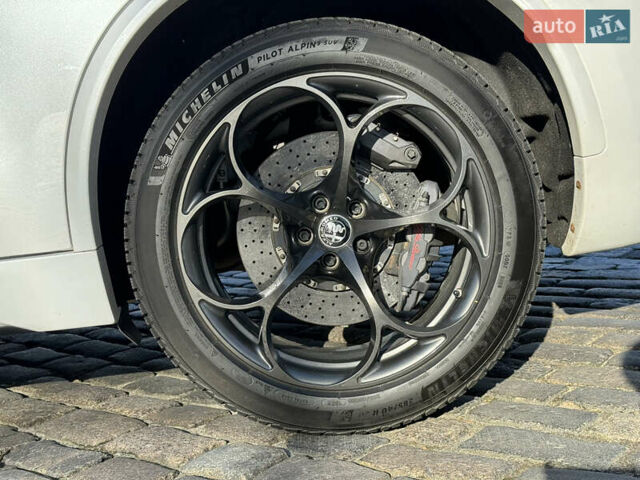 Білий Альфа Ромео Стелвіо, об'ємом двигуна 2.9 л та пробігом 50 тис. км за 49700 $, фото 9 на Automoto.ua