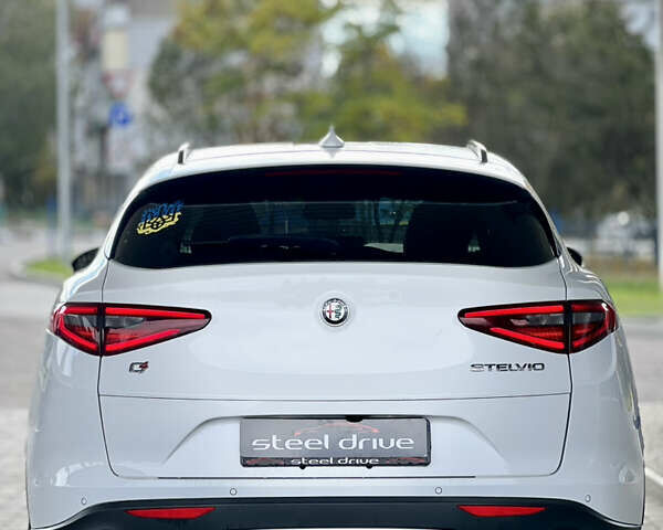 Белый Альфа Ромео Стелвио, объемом двигателя 2 л и пробегом 110 тыс. км за 18999 $, фото 5 на Automoto.ua