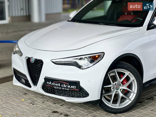 Белый Альфа Ромео Стелвио, объемом двигателя 2 л и пробегом 110 тыс. км за 18999 $, фото 3 на Automoto.ua