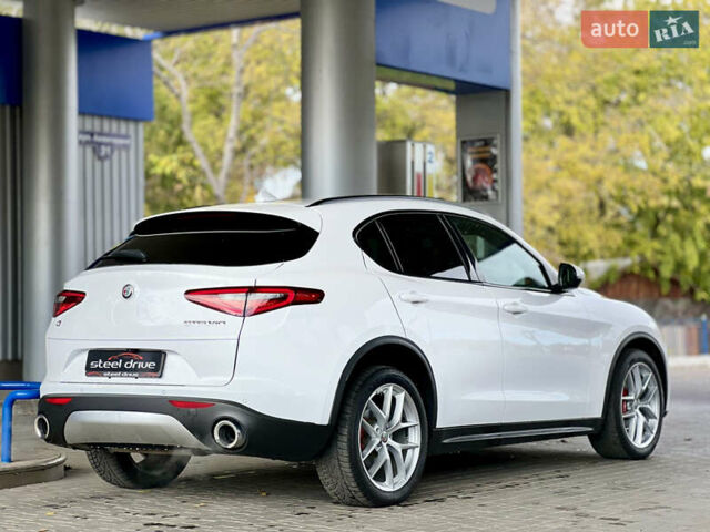 Белый Альфа Ромео Стелвио, объемом двигателя 2 л и пробегом 110 тыс. км за 18999 $, фото 4 на Automoto.ua