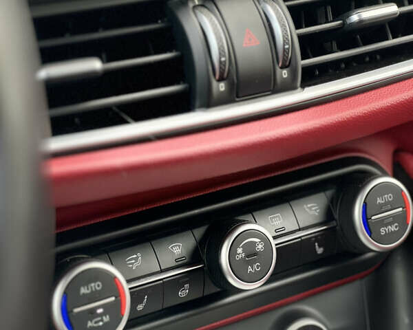 Белый Альфа Ромео Стелвио, объемом двигателя 2 л и пробегом 110 тыс. км за 18999 $, фото 20 на Automoto.ua