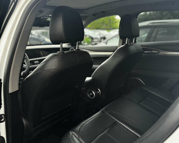 Белый Альфа Ромео Стелвио, объемом двигателя 2 л и пробегом 87 тыс. км за 24500 $, фото 8 на Automoto.ua