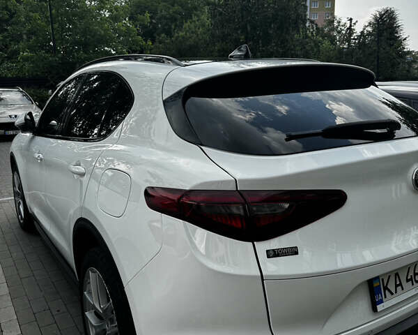 Белый Альфа Ромео Стелвио, объемом двигателя 2 л и пробегом 87 тыс. км за 24500 $, фото 6 на Automoto.ua