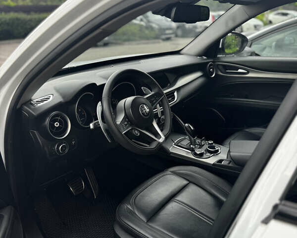 Белый Альфа Ромео Стелвио, объемом двигателя 2 л и пробегом 87 тыс. км за 24500 $, фото 7 на Automoto.ua