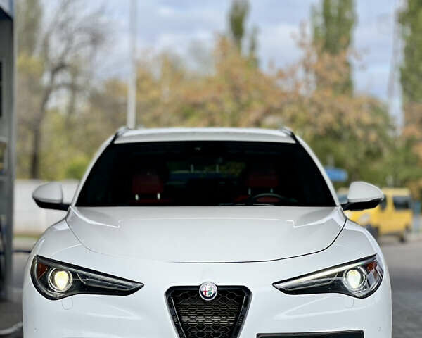 Белый Альфа Ромео Стелвио, объемом двигателя 2 л и пробегом 110 тыс. км за 18999 $, фото 1 на Automoto.ua