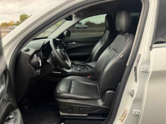 Білий Альфа Ромео Стелвіо, об'ємом двигуна 2 л та пробігом 34 тис. км за 10600 $, фото 5 на Automoto.ua