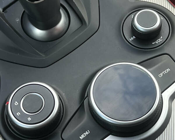 Белый Альфа Ромео Стелвио, объемом двигателя 2 л и пробегом 110 тыс. км за 18999 $, фото 16 на Automoto.ua