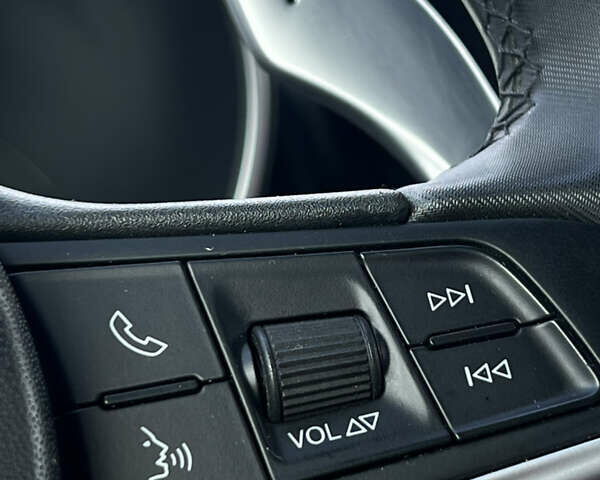 Белый Альфа Ромео Стелвио, объемом двигателя 2 л и пробегом 110 тыс. км за 18999 $, фото 15 на Automoto.ua