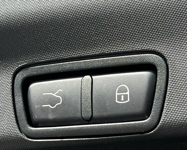 Белый Альфа Ромео Стелвио, объемом двигателя 2 л и пробегом 110 тыс. км за 18999 $, фото 30 на Automoto.ua