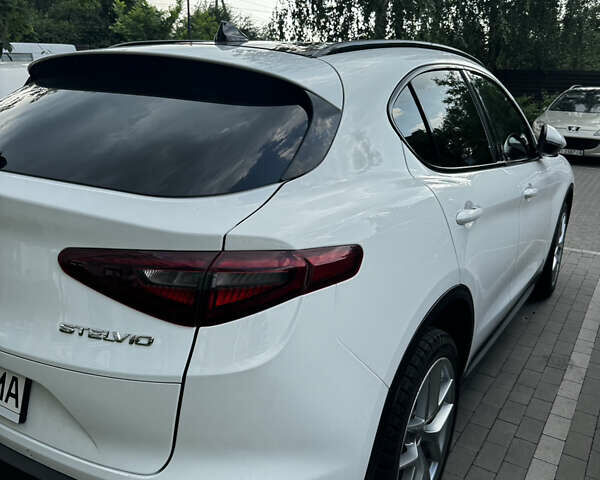 Белый Альфа Ромео Стелвио, объемом двигателя 2 л и пробегом 87 тыс. км за 24500 $, фото 5 на Automoto.ua