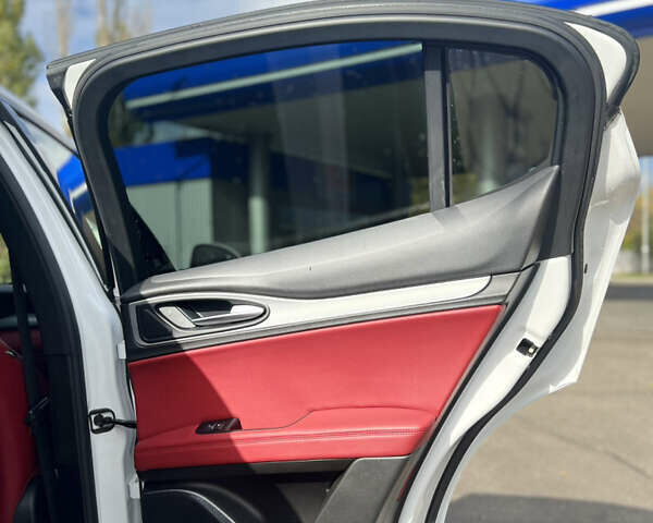 Белый Альфа Ромео Стелвио, объемом двигателя 2 л и пробегом 110 тыс. км за 18999 $, фото 29 на Automoto.ua