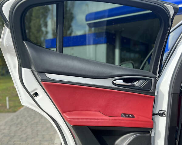 Белый Альфа Ромео Стелвио, объемом двигателя 2 л и пробегом 110 тыс. км за 18999 $, фото 26 на Automoto.ua