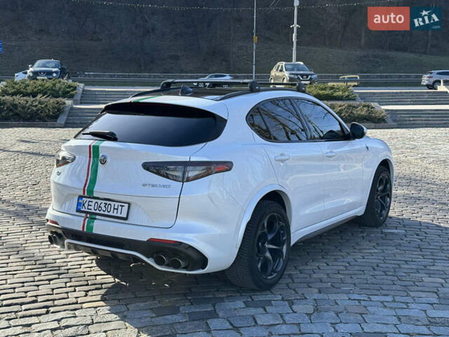 Білий Альфа Ромео Стелвіо, об'ємом двигуна 2.9 л та пробігом 50 тис. км за 49700 $, фото 5 на Automoto.ua