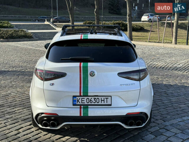 Білий Альфа Ромео Стелвіо, об'ємом двигуна 2.9 л та пробігом 50 тис. км за 49700 $, фото 4 на Automoto.ua