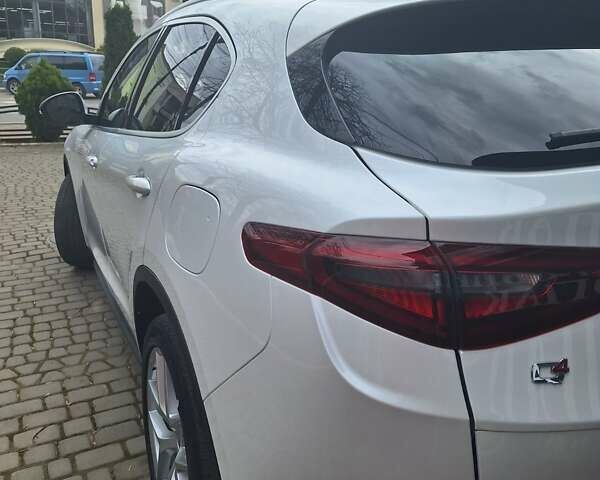 Білий Альфа Ромео Стелвіо, об'ємом двигуна 2 л та пробігом 92 тис. км за 23200 $, фото 7 на Automoto.ua