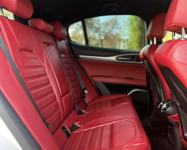 Білий Альфа Ромео Стелвіо, об'ємом двигуна 2 л та пробігом 110 тис. км за 18999 $, фото 28 на Automoto.ua