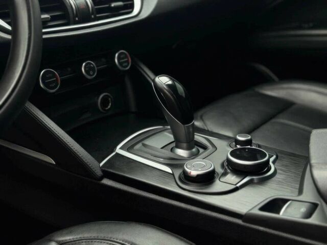 Білий Альфа Ромео Стелвіо, об'ємом двигуна 2 л та пробігом 34 тис. км за 10600 $, фото 8 на Automoto.ua