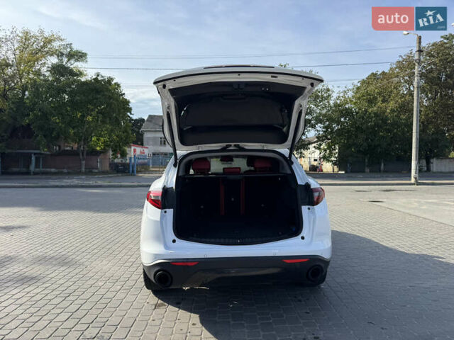 Белый Альфа Ромео Стелвио, объемом двигателя 2 л и пробегом 83 тыс. км за 21900 $, фото 10 на Automoto.ua