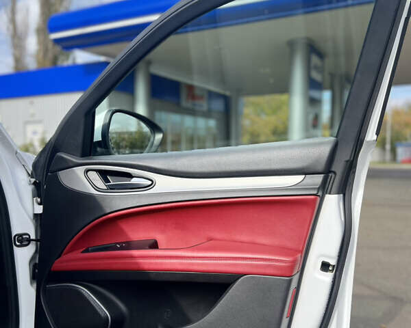 Белый Альфа Ромео Стелвио, объемом двигателя 2 л и пробегом 110 тыс. км за 18999 $, фото 25 на Automoto.ua