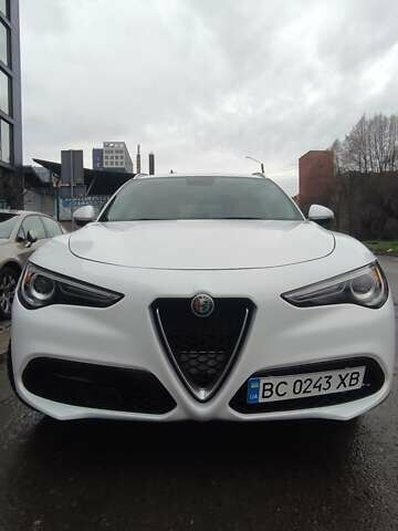 Белый Альфа Ромео Стелвио, объемом двигателя 2 л и пробегом 87 тыс. км за 21900 $, фото 6 на Automoto.ua