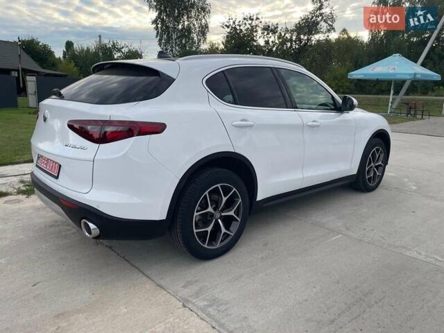 Білий Альфа Ромео Стелвіо, об'ємом двигуна 2 л та пробігом 99 тис. км за 21000 $, фото 4 на Automoto.ua