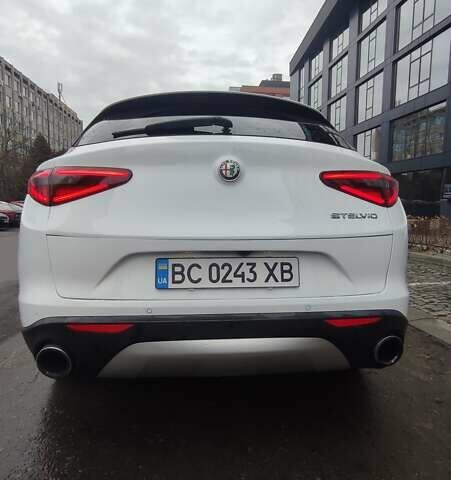 Белый Альфа Ромео Стелвио, объемом двигателя 2 л и пробегом 87 тыс. км за 21900 $, фото 4 на Automoto.ua