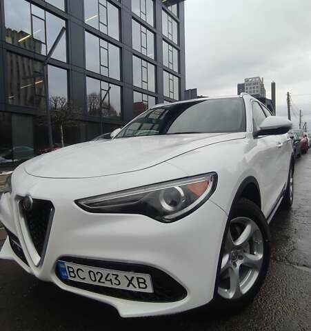 Белый Альфа Ромео Стелвио, объемом двигателя 2 л и пробегом 87 тыс. км за 21900 $, фото 1 на Automoto.ua