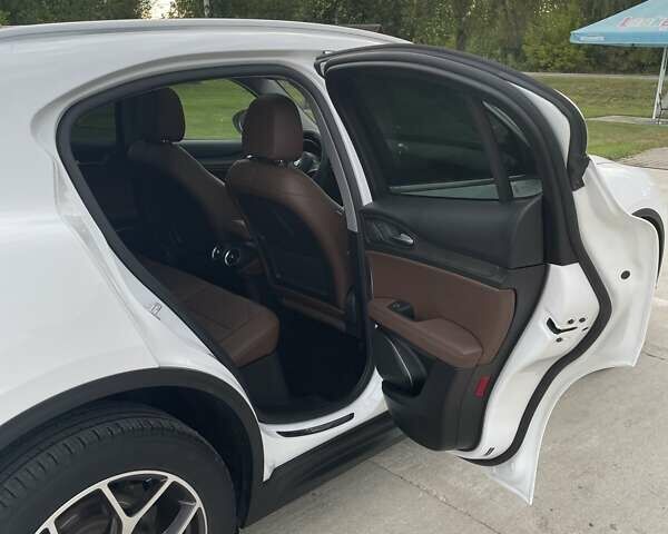 Белый Альфа Ромео Стелвио, объемом двигателя 2 л и пробегом 91 тыс. км за 20000 $, фото 28 на Automoto.ua